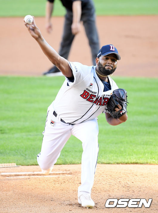 15일 오후 서울 잠실야구장에서 ‘2020 신한은행 SOL KBO리그’ 두산 베어스와 SK 와이번스의 경기가 열렸다.1회초 마운드에 오른 두산 선발 알칸타라가 공을 뿌리고 있다.  /cej@osen.co.kr