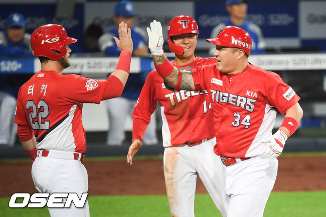 9회초 2사 1,3루 KIA 최형우가 역전 3점 홈런을 터커, 김규성과 하이파이브를 하고 있다. 최형우는 이 홈런으로 13년연속 두자릿수 홈런을 기록했다. / soul1014@osen.co.kr