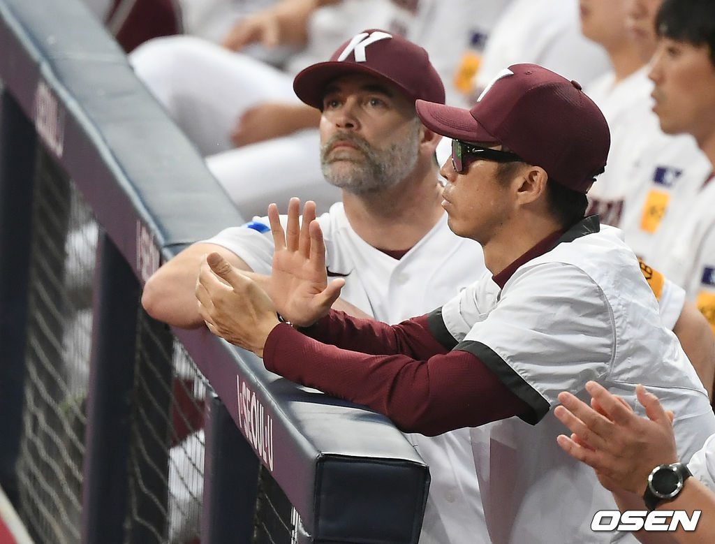 15일 서울 고척스카이돔에서 ‘2020 신한은행 SOL KBO리그’ 키움 히어로즈와 NC 다이노스의 경기가 열렸다.9회초 키움 손혁 감독이 그라운드를 바라보고 있다./ks0919@osen.co.kr