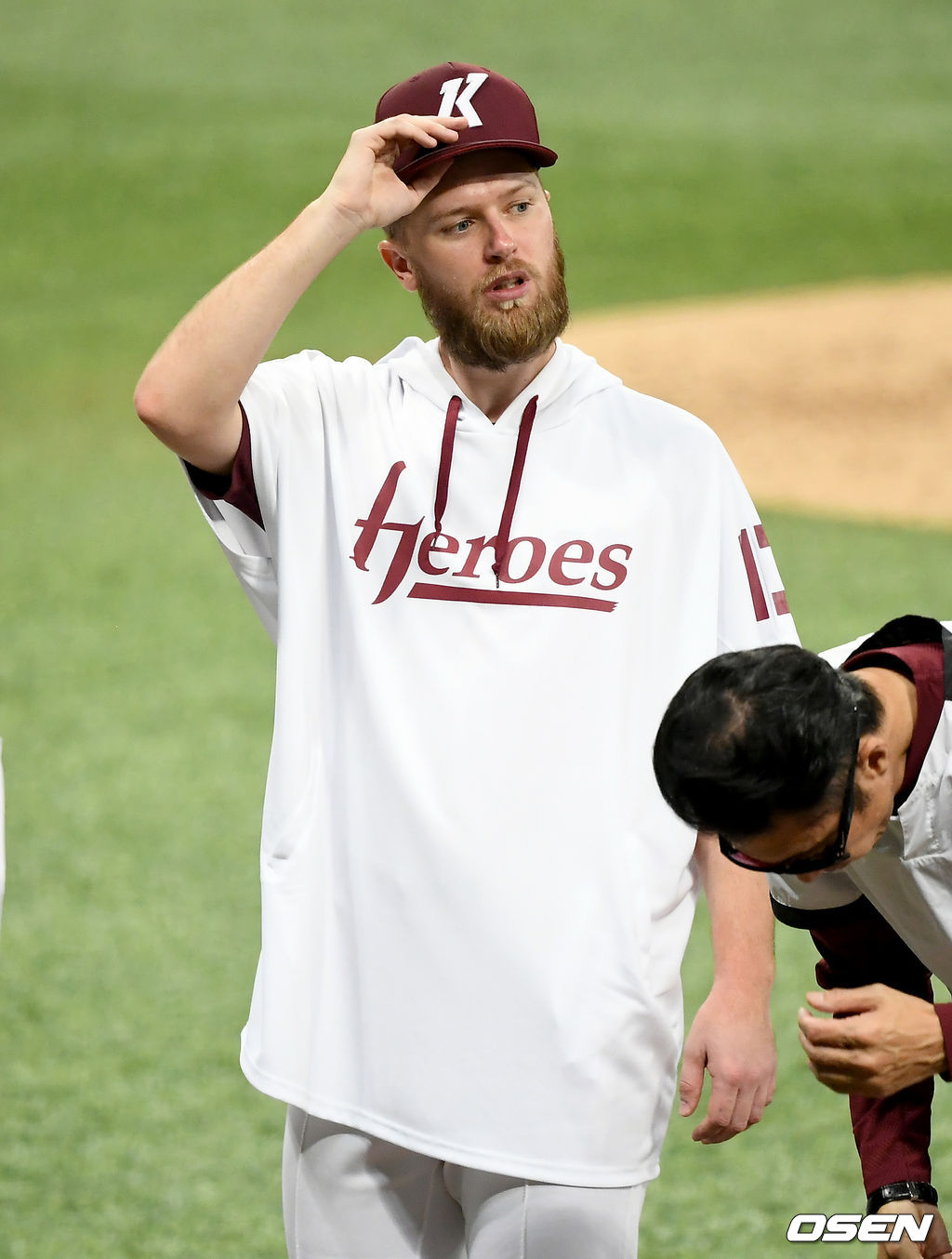 키움 히어로즈가 1위 NC 다이노스를 상대로 2연승을 달렸다.키움은 15일 서울 고척스카이돔에서 열린 ‘2020 신한은행 SOL KBO리그’ NC와의 홈경기에서 7-4 역전승을 거뒀다. 이날 승리로 키움은 1위 NC를 상대로 주중 3연전 위닝시리즈를 확보했다. NC와의 격차는 4게임차로 줄었다.선발투수 요키시는 7이닝 8피안타(1피홈런) 2탈삼진 1볼넷 3실점을 기록하며 시즌 9승으로 다승 단독 선두에 올라섰다. 안우진(⅓이닝 무실점)과 조상우(1이닝 무실점)도 위기를 막아내며 나란히 홀드와 세이브를 챙겼다.경기 종료 후 키움 요키시가 인사를 나누고 있다./ks0919@osen.co.kr