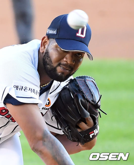 1회초 마운드에 오른 두산 선발 알칸타라가 공을 뿌리고 있다.  /cej@osen.co.kr