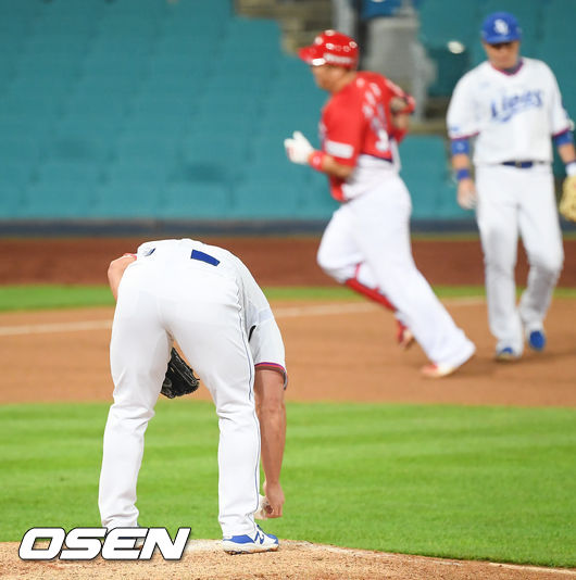 9회초 2사 1,3루 KIA 최형우에게 역전 3점 홈런을 허용한 삼성 오승환 투수가 고개를 숙이고 있다. / soul1014@osen.co.kr