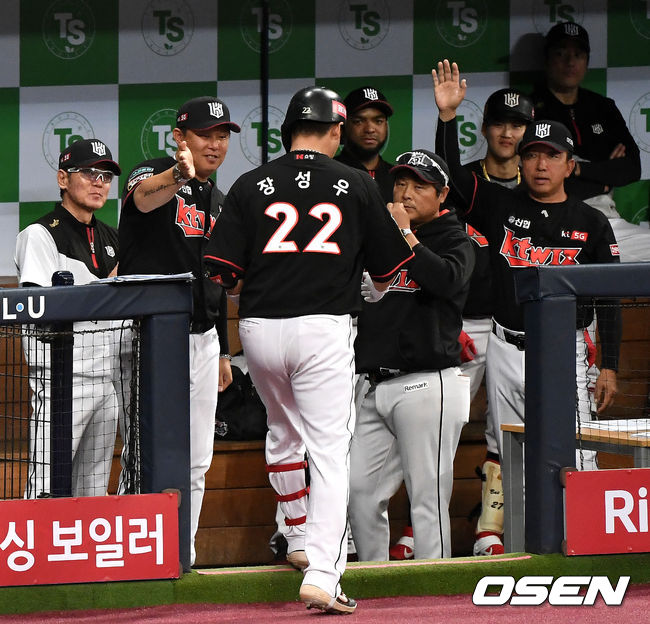 3회초 무사 1루 상황 KT 장성우가 선제 좌중간 투런포를 날리고 홈을 밟은 뒤 이강철 감독과 김강 타격코치 등 코칭스태프와 인사를 나누고 있다. / dreamer@osen.co.kr