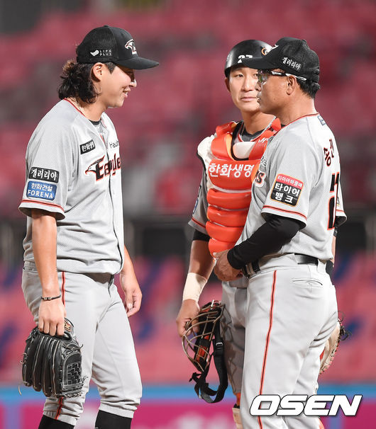 6회말 2사 2,3루 한화 김범수가 투수교체를 위해 마운드에 오른 송진우 코치와 이야기를 나누고 있다. /youngrae@osen.co.kr