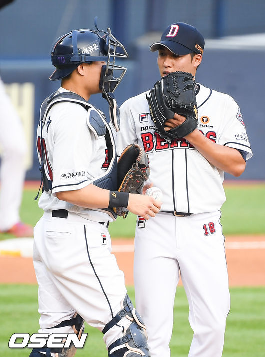 3회초 위기 맞은 두산 박종기 선발투수와 박세혁 포수가 마운드에서 이야기를 나누고 있다. / soul1014@osen.co.kr