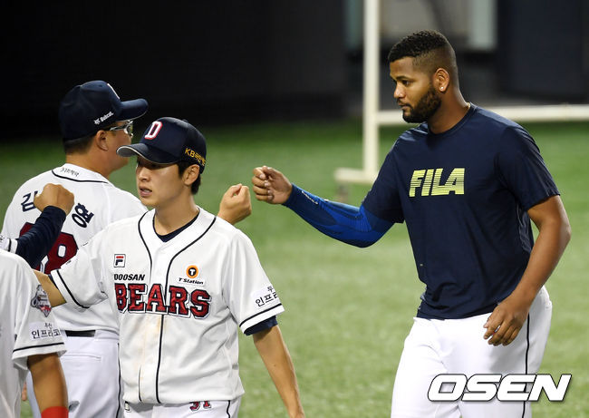 두산 베어스가 선발 투수 라울 알칸타라(28)의 호투를 앞세워 전날 패배를 설욕했다.두산은 15일 서울 잠실구장에서 열린 ‘2020 신한은행 SOL KBO리그’ SK 와이번스와의 팀 간 8차전에서 7-2로 승리했다. 두산은 시즌 35승(25패) 쨰를 거뒀고, SK는 시즌 전적 19승 42패가 됐다.경기 종료 후 두산 알칸타라가 김태형 감독과 기뻐하고 있다. /cej@osen.co.kr