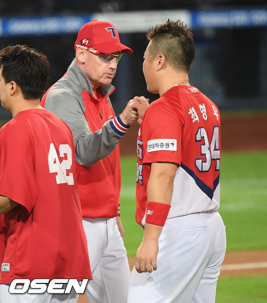 경기종료 후 KIA 윌리엄스 감독이 역전 3점 홈런을 기록한 최형우와 하이파이브를 하고 있다. / soul1014@osen.co.kr