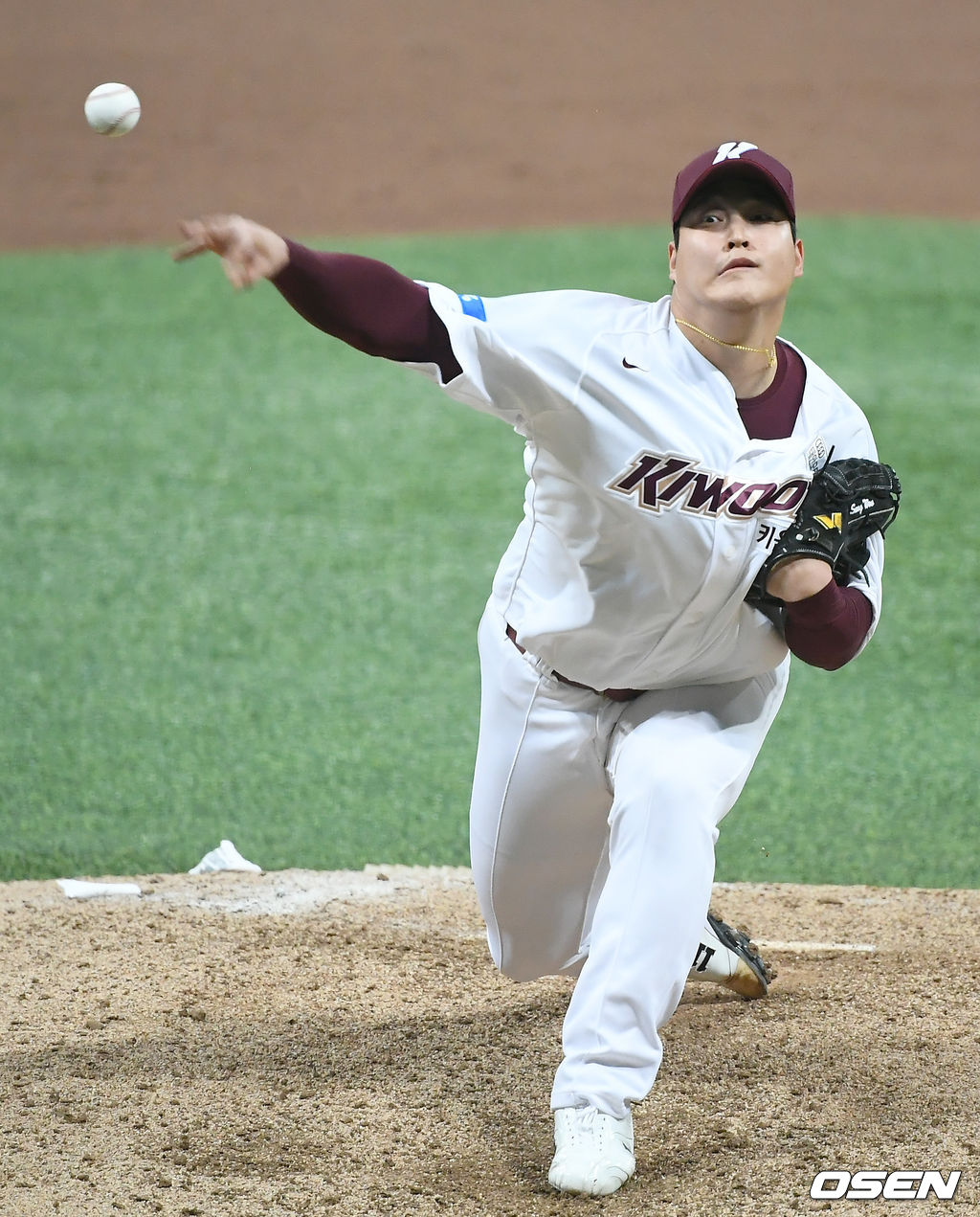 15일 서울 고척스카이돔에서 ‘2020 신한은행 SOL KBO리그’ 키움 히어로즈와 NC 다이노스의 경기가 열렸다.9회초 키움 조상우가 마운드에 올라 힘차게 공을 뿌리고 있다./ks0919@osen.co.kr