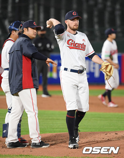 4회초 1사 주자 1루 삼성 살라디노의 좌중간 1타점 적시 2루타를 허용한 롯데 선발 샘슨이 강판당하고 있다. / rumi@osen.co.kr