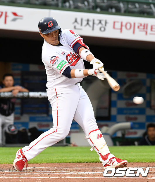 11일 오후 부산 사직야구장에서 2020 KBO리그 롯데 자이언츠와 두산 베어스의 경기가 열렸다.1회말 1사 1,3루에서 롯데 한동희가 내야땅볼을 치고 있다. 이 땅볼은 두산 김재호의 실책으로 이어져 득점으로 연결됐다. /sunday@osen.co.kr