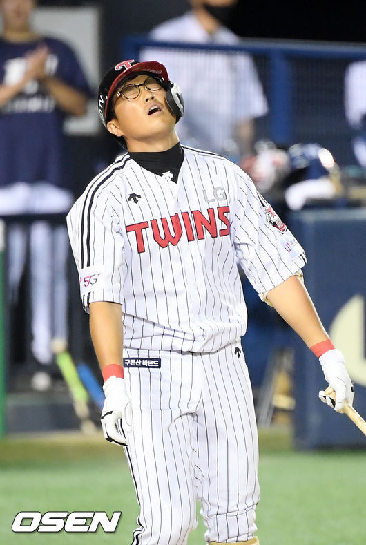 연장 12회말 LG 선두타자 채은성이 타석에서 헛스윙 삼진아웃을 당한 후 아쉬워하고 있다./ rumi@osen.co.kr