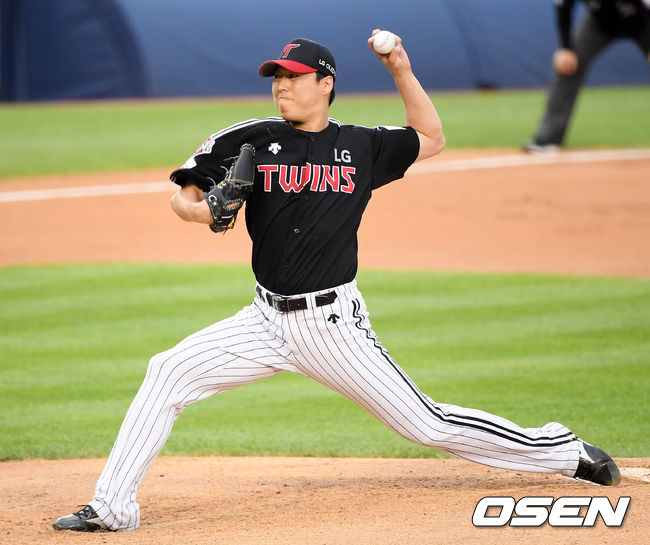 7일 오후 서울 송파구 잠실야구장에서 ‘2020 신한은행 SOL KBO리그’ 두산 베어스와 LG 트윈스의 경기가 열렸다.1회말 마운드에 오른 LG 선발 차우찬이 공을 뿌리고 있다. /cej@osen.co.kr