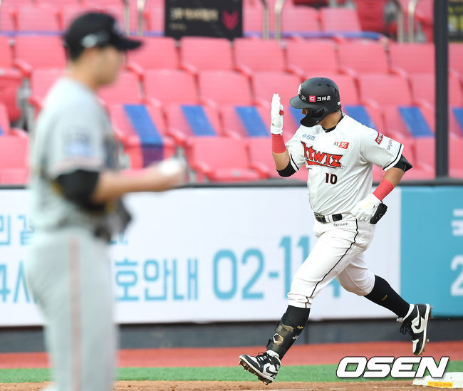 3회말 1사 KT 황재균이 솔로 홈런을 때린 뒤 베이스를 돌고 있다. /youngrae@osen.co.kr
