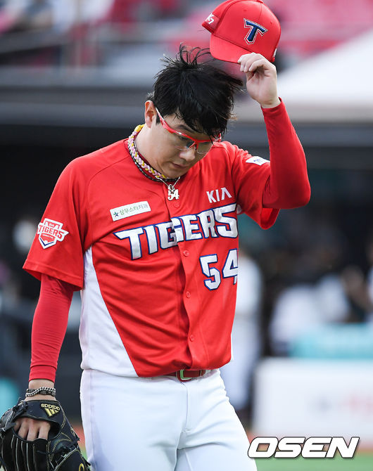 1회말 이닝종료후 KIA 선발투수 양현종이 더그아웃으로 들어가고 있다. /   soul1014@osen.co.kr