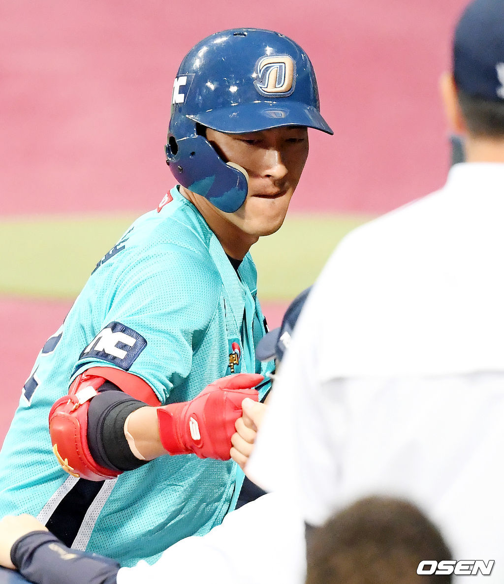 16일 오후 서울 고척스카이돔에서 ‘2020 신한은행 SOL KBO리그’ 키움 히어로즈와 NC 다이노스의 경기가 열렸다.5회초 NC 선두타자 노진혁이 좌월 2루타를 때려낸 뒤 비디오 판독 전 이동욱 감독과 주먹을 치고 있다. 원심은 홈런이었으나 비디오 판독 결과 2루타로 판정. /cej@osen.co.kr