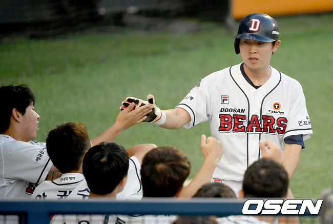 16일 오후 서울 잠실야구장에서 ‘2020 신한은행 SOL KBO 리그’ 두산 베어스와 SK 와이번스의 경기가 열렸다.3회말 2사 1, 2루 두산 페르난데스의 1타점 적시타 때 주자 정수빈이 더그아웃에서 선수들과 기쁨을 나누고 있다./ksl0919@osen.co.kr