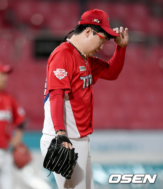 28일 오후 경기도 수원 KT위즈파크에서 ‘2020 신한은행 SOL KBO리그’ KT 위즈와 KIA 타이거즈의 경기가 열렸다.4회말 1사 만루 상황 KIA 양현종이 KT 로하스에게 역전 2타점 적시타를 허용하고 아쉬워하고 있다./ksl0919@osen.co.kr