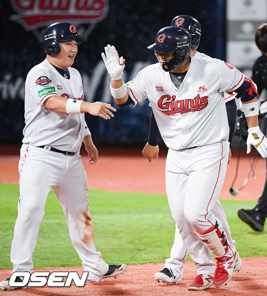 6회말 2사 2,3루 롯데 한동희가 역전 3점 홈런을 날리고 동료들과 기뻐하고 있다 / soul1014@osen.co.kr