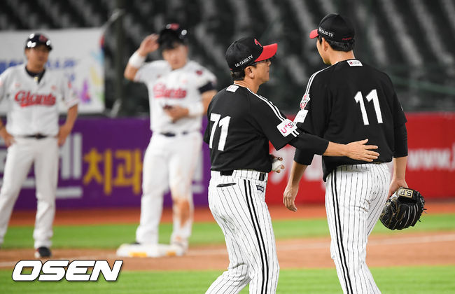 6회초 2사 2,3루 LG 선발투수 정찬헌이 교체되고 있다. / soul1014@osen.co.kr
