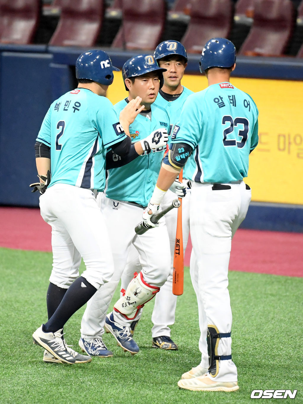 16일 오후 서울 고척스카이돔에서 ‘2020 신한은행 SOL KBO리그’ 키움 히어로즈와 NC 다이노스의 경기가 열렸다.3회초 무사 1,3루 NC 양의지가 달아나는 중월 3점 홈런을 때려낸 뒤 박민우, 이명기, 알테어와 기뻐하고 있다. /cej@osen.co.kr