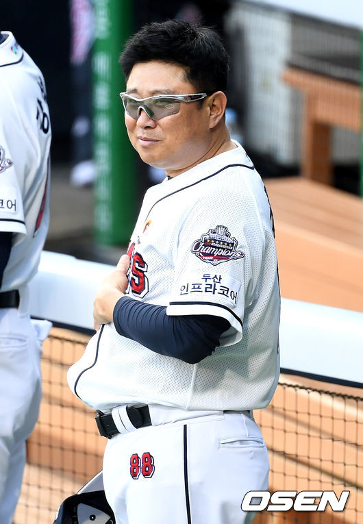 경기 시작을 앞두고 두산 김태형 감독이 NC 더그아웃을 향해 인사하고 있다. / dreamer@osen.co.kr