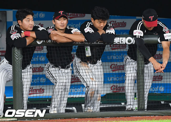 7회말 6회 실책으로 역전 빌미 만들었던 LG 손호영이 교체된 뒤 더그아웃에서 동료들의 경기를 지켜보고 있다. / soul1014@osen.co.kr