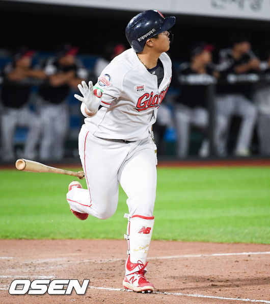 6회말 2사 2,3루 롯데 한동희가 역저 3점 홈런을 날리고 있다. / soul1014@osen.co.kr