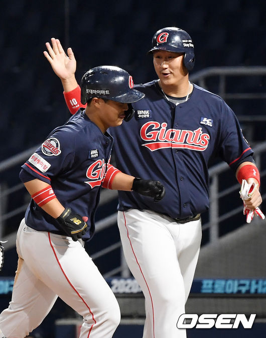 6회초 1사 주자 1루 롯데 한동희가 좌월 투런홈런을 날린 후 홈을 밟으며 이대호에게 축하를 받고 있다. / rumi@osen.co.kr