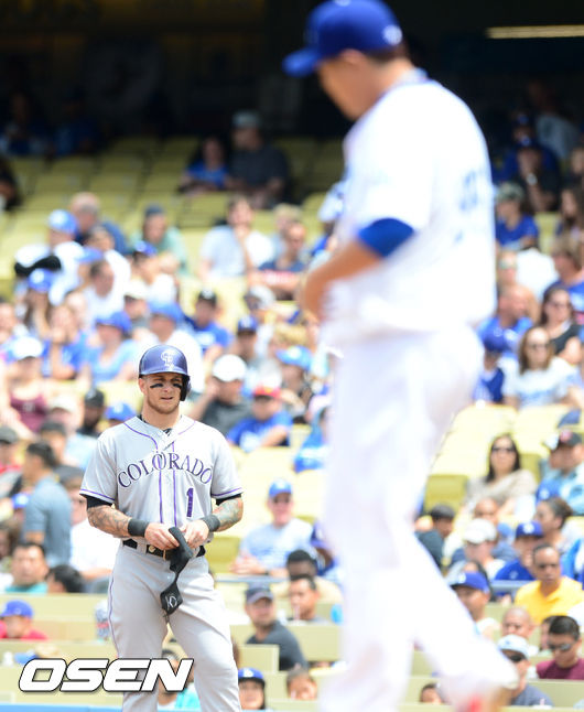 2014년 4월28일(한국시간) 콜로라도-다저스전에서 2회초 2사 주자 만루 콜로라도 반스가 다저스 선발 류현진을 상대로 중전 2타점 적시타를 날린 후 1루에서 류현진을 바라보고 있다. /jpnews@osen.co.kr
