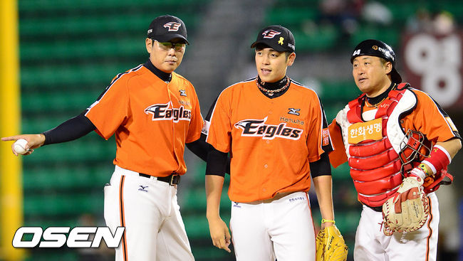 [사진] 2014년 한화 투수코치 시절 정민철 단장(왼쪽)과 이태양(가운데) /OSEN DB