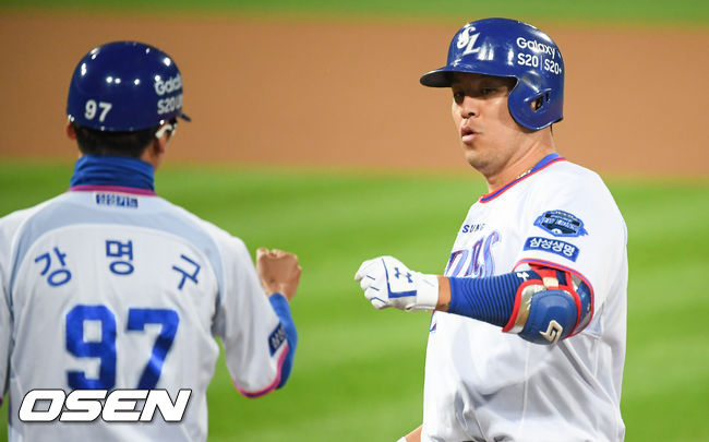 7회말 삼성 선두타자 강민호가 안타를 날린뒤 강명구 1루 코치와 하이파이브를 하고 있다.. / soul1014@osen.co.kr
