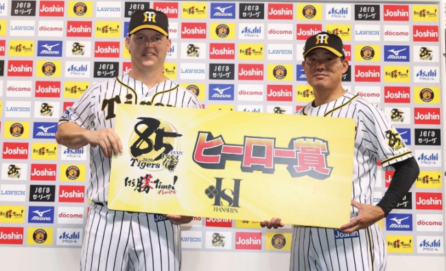 16일 야쿠르트와의 경기후 수훈선수로 선정된 샌즈가 베테랑 후쿠도메 고스케와 포즈를 취하고 있다./출처=한신 타이거즈 홈페이지.