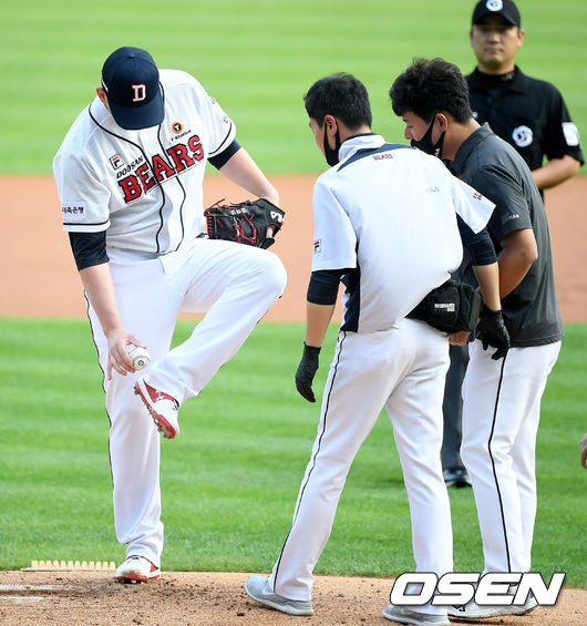 지난 16일 오후 서울 잠실야구장에서 ‘2020 신한은행 SOL KBO 리그’ 두산 베어스와 SK 와이번스의 경기가 열렸다.1회초 SK 최지훈의 타구에 발을 맞은 뒤 상태를 점검하고 있다./ksl0919@osen.co.kr