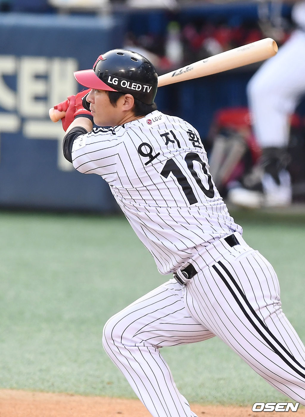 LG 오지환이 솔로 홈런을 때려내고 있다. /youngrae@osen.co.kr