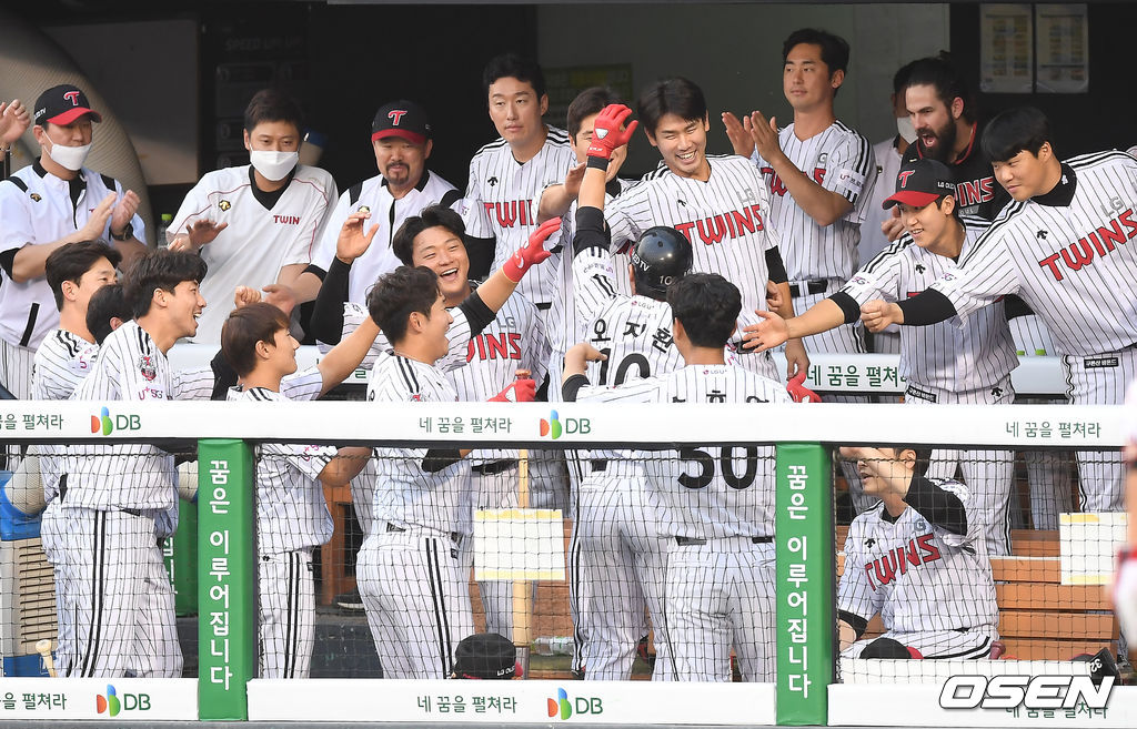 17일 오후 서울 잠실야구장에서 '2020 신한은행 SOL KBO리그' LG 트윈스와 한화 이글스의 경기가 열렸다.3회말 1사 LG 오지환이 솔로 홈런을 때린 뒤 동료들과 기뻐하고 있다. /youngrae@osen.co.kr