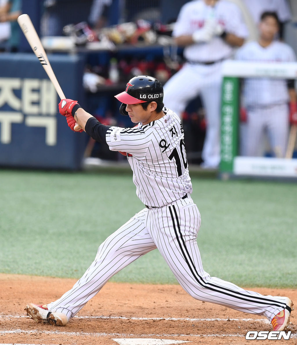 LG 오지환이 솔로 홈런을 때려내고 있다. /youngrae@osen.co.kr