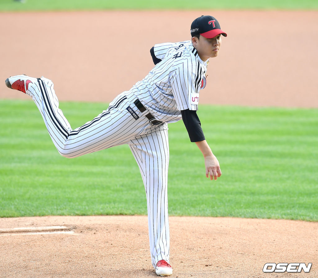 1회초 LG 임찬규가 역투하고 있다. /youngrae@osen.co.kr