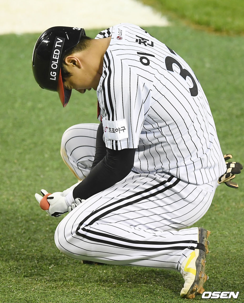 17일 오후 서울 잠실야구장에서 '2020 신한은행 SOL KBO리그' LG 트윈스와 한화 이글스의 경기가 열렸다.5회말 무사 LG 이천웅이 손에 사구를 맞아 통증을 호소하고 있다. /youngrae@osen.co.kr