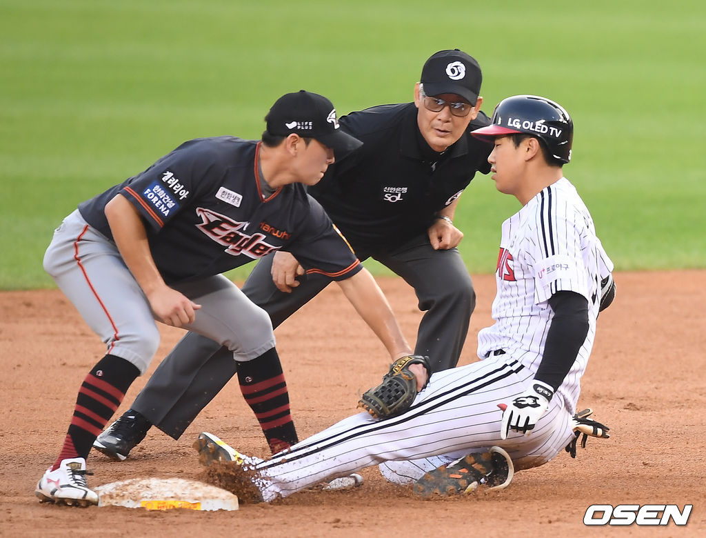 3회말 무사 LG 이천웅이 안타를 때린 뒤 2루까지 진루하려다 아웃당하고 있다. /youngrae@osen.co.kr