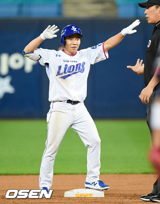 17일 오후 대구삼성라이온즈파크에서 KBO리그 삼성 라이온즈와 롯데 자이언츠의 경기가 진행됐다.4회말 무사 2,3루 삼성 김지찬이 역전 2타점 적시 2루타를 날리고  세리머니를 하고 있다. /  soul1014@osen.co.kr