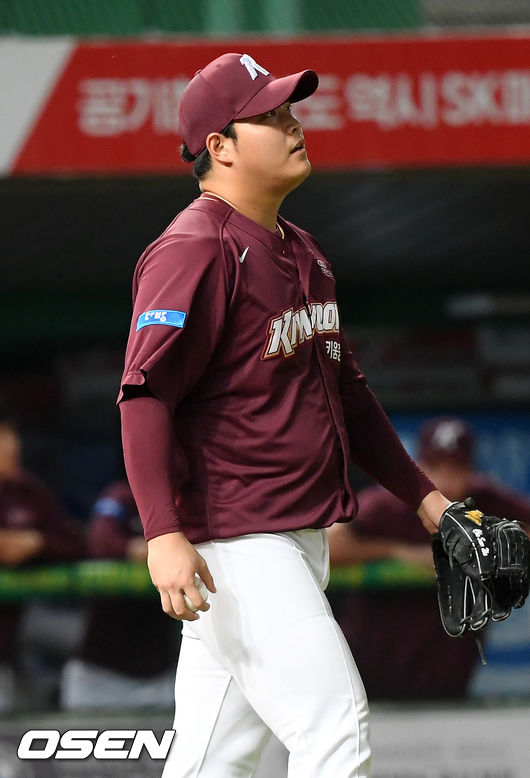 8회말 2사 주자 만루 SK 채태인에게 우익수 앞 역전 1타점 적시타를 허용한 키움 조상우가 아쉬워하고 있다./ rumi@osen.co.kr