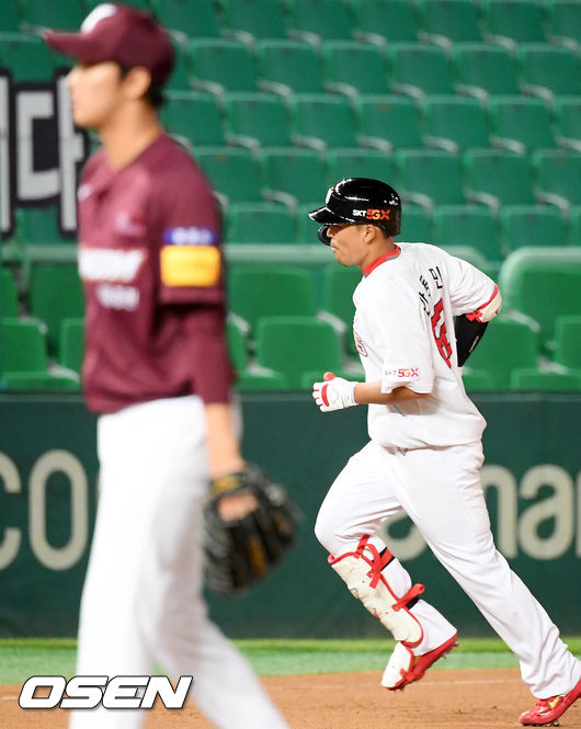 8회말 1사 SK 한동민이 동점 솔로홈런을 날린 후 그라운드를 돌고 있다./ rumi@osen.co.kr