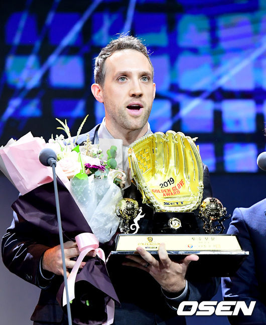 두산 린드블럼이 투수 부문 골든글러브를 수상하며 소감을 말하고 있다. /jpnews@osen.co.kr