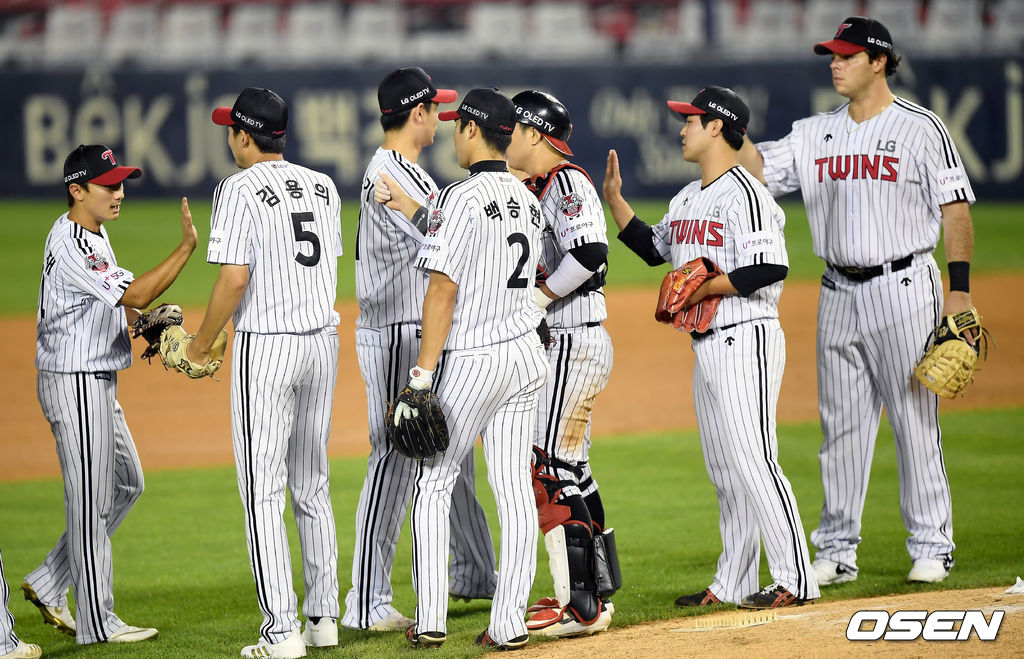 LG는 17일 서울 잠실구장에서 열린 ‘2020 신한은행 SOL KBO리그’ 한화와의 홈경기에서 8-0 무실점 승리를 거뒀다. 이날 승리로 LG는 함께 승리한 6위 KIA 타이거즈와 승차없는 5위를 유지했고 KBO리그 역대 네 번째 2300승을 달성했다.승리를 거둔 LG 선수단이 기뻐하고 있다. /youngrae@osen.co.kr