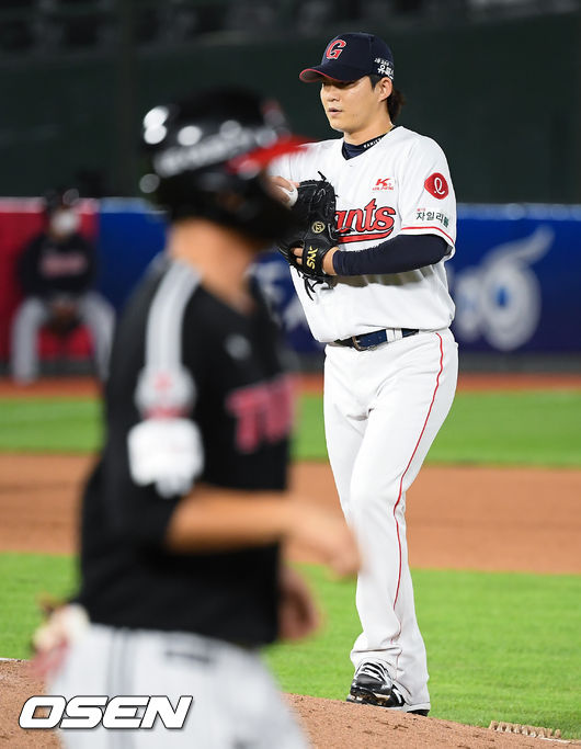 16일 오후 부산 사진구장에서 KBO리그 롯데 자이언츠와 LG 트윈스의 경기가 진행됐다.6회초 2사 만루 LG 홍창기에게 밀어내기 볼넷을 허용한 롯데 박시영 투수가 아쉬워하고 있다. / soul1014@osen.co.kr