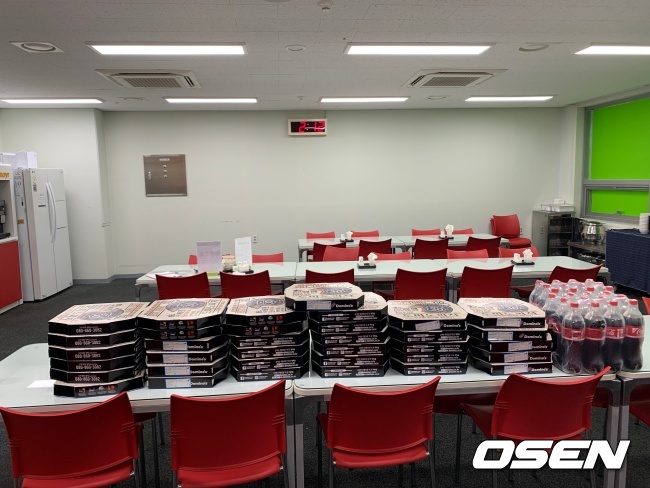 KIA 간판타자 최형우가 300홈런-1000타점-1000득점 기념 피자 턱을 냈다. /KIA 타이거즈 제공