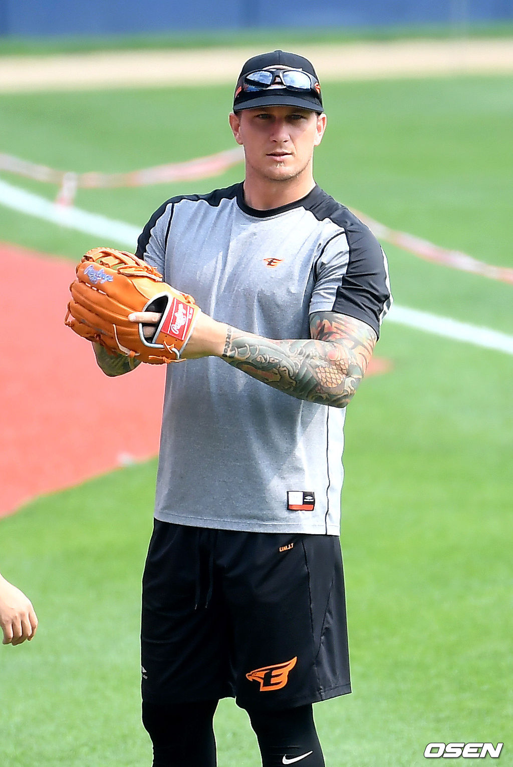 18일 오후 서울 잠실야구장에서 ‘2020 신한은행 SOL KBO리그’ LG 트윈스와 한화 이글스의 경기가 열린다.한화의 새 외국인 타자 브랜든 반즈가 훈련을 하고 있다. /cej@osen.co.kr