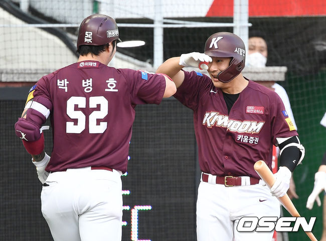 2회초 무사 선두타자로 나선 키움 박병호가 선제 좌중간 솔로포를 날리고 김하성과 인사를 나누고 있다. / dreamer@osen.co.kr