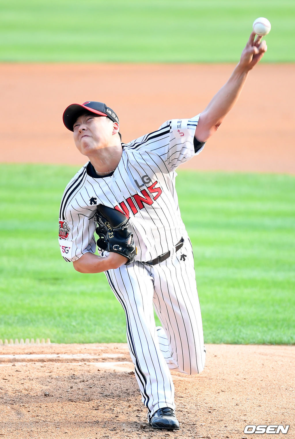 18일 오후 서울 잠실야구장에서 ‘2020 신한은행 SOL KBO리그’ LG 트윈스와 한화 이글스의 경기가 열렸다.1회초 마운드에 오른 LG 선발 차우찬이 공을 뿌리고 있다. /cej@osen.co.kr