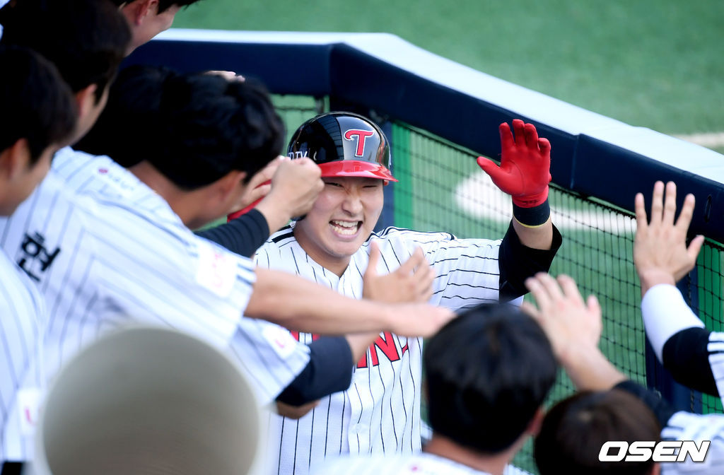 2회말 LG 선두타자 김호은이 선취 우월 솔로 홈런을 때려낸 뒤 더그아웃에서 환영을 받고 있다. /cej@osen.co.kr